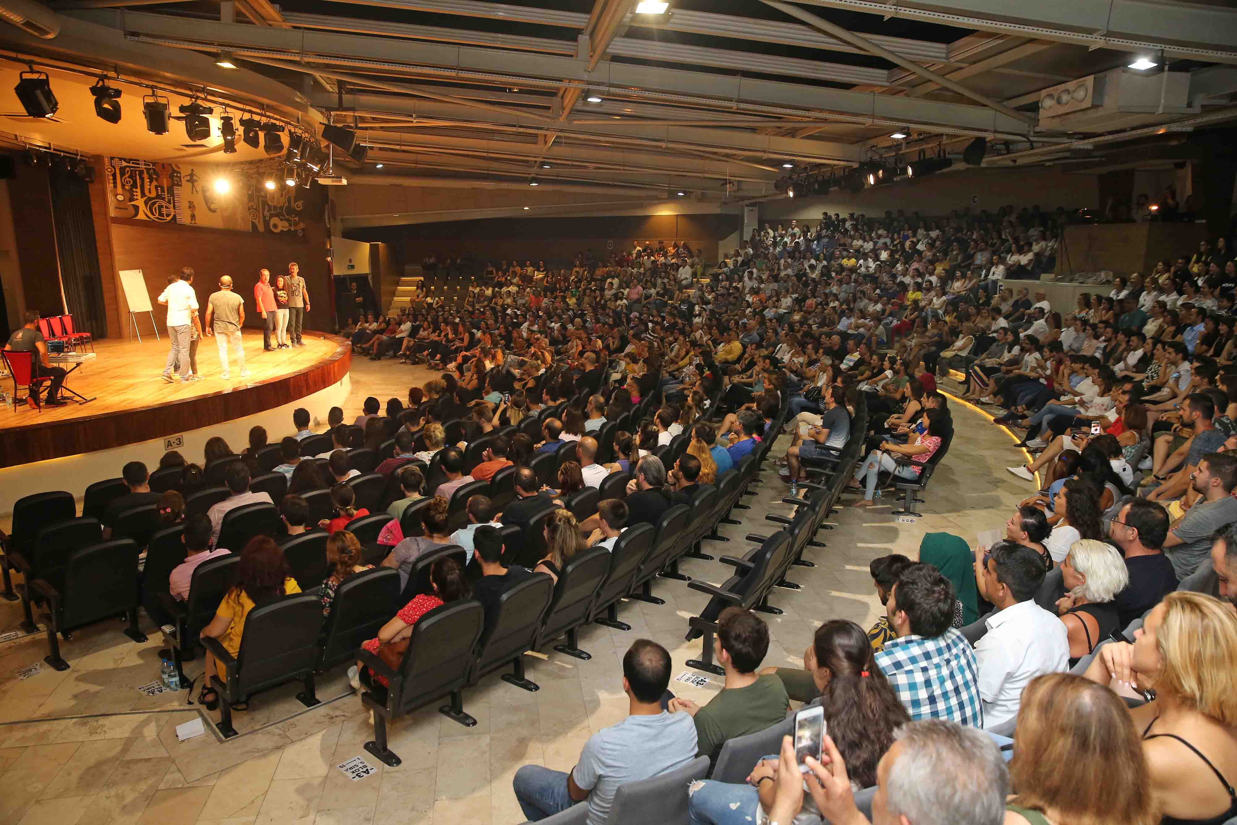 Bostanlı Suat Taşer Tiyatrosu